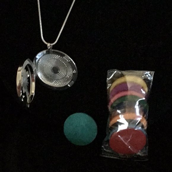 CROSS 316L STAINLESS STEEL AROMATHERAPY LOCKET - Picture 3 of 6